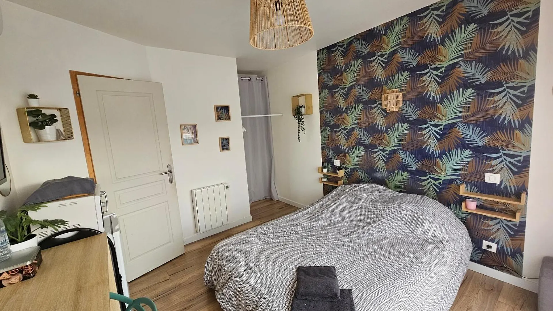Chambre Independante, Privee Climatisee Avec Parking contacts
